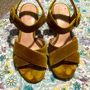 Mustard heels in great conditions